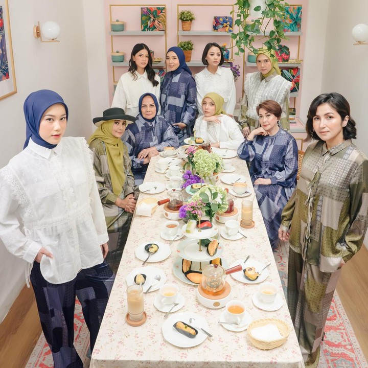 <p>Tema Hari Raya juga diimplementasikan ke dalam koleksi busana terbaru Jenahara. Ia menghadirkan <em>Asena Collection</em> yang tediri dari <em>satin shirt, dress, eyelet</em> dan <em>lace outer.</em> (Foto: Instagram @jenaharaofficial)</p>