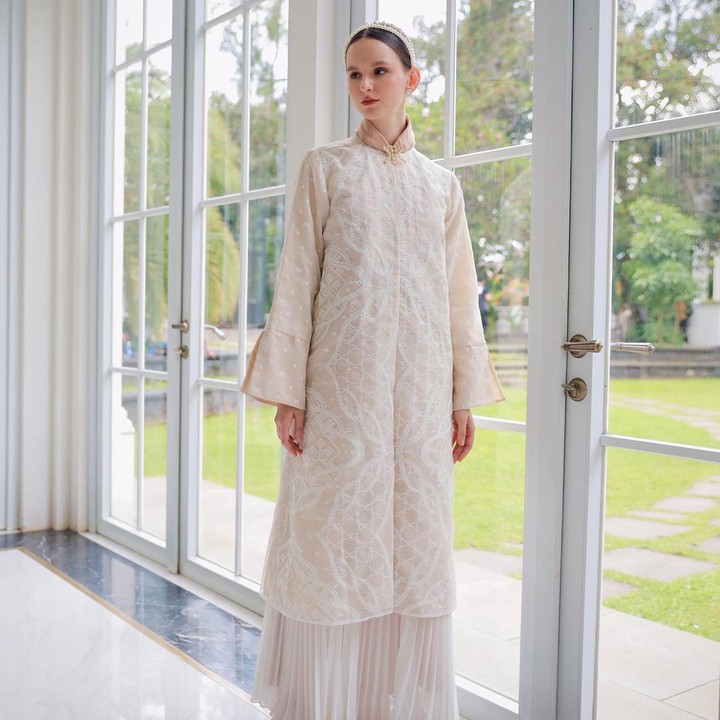 <p>Desainer Khanaan Shamlan melalui label Kanaan juga memiliki koleksi terbaru untuk menyambut Idul Fitri. <em>Raya Collection</em> menghadirkan berbagai <em>eveningwear</em> dengan siluet feminin, seperti tunik, <em>shells skirt</em>, dan <em>embroidery organza.</em> (Foto: Instagram @khanaan.official)</p>