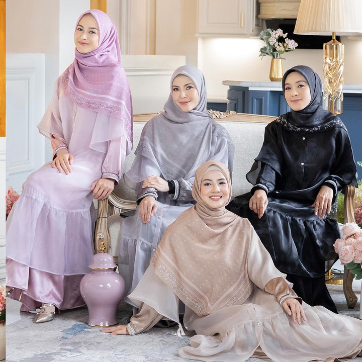 <p>Alur Cerita adalah label busana Muslimah yang dibuat oleh Natasha Rizky. Bunda tiga anak itu meluncurkan koleksi busana terbaru yang terdiri dari empat warna memesona, seperti <em>lilac,</em> abu-abu, krem, dan hitam. (Foto: Instagram @alurcerita)</p>
