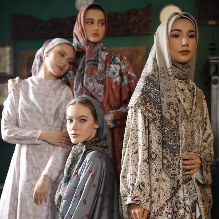 <p>Dian Pelangi meluncurkan koleksi terbaru melalui <em>brand</em> Pelangi Asmara. Label kolaborasi dengan mendiang Barli Asmara itu menghadirkan koleksi bertajuk<em> The Poelang Kampoeng Series</em> yang terinspirasi dari tradisi mudik Lebaran. "Ini adalah momen yang menggambarkan kehangatan keluarga, keceriaan saat Lebaran, serta rasa hormat. Semoga koleksi ini dapat ikut serta merayakan hari poelang kampoengmu," tulis Dian dalam unggahannya. (Foto: Instagram @pelangiasmara.id)</p>