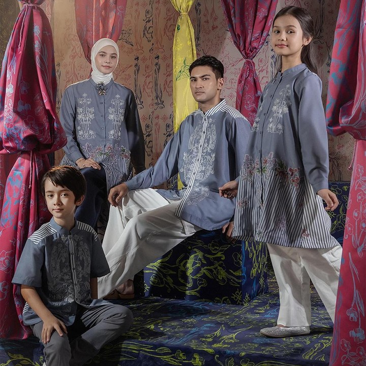 <p>Desainer Ria Miranda kembali menghadirkan koleksi terbaru. Kali ini, perempuan berdarah Minang itu meluncurkan <em>Raya Celebration</em> yang terdiri dari busana keluarga bernuansa Idul Fitri. (Foto: Instagram @riamirandasignature)</p>