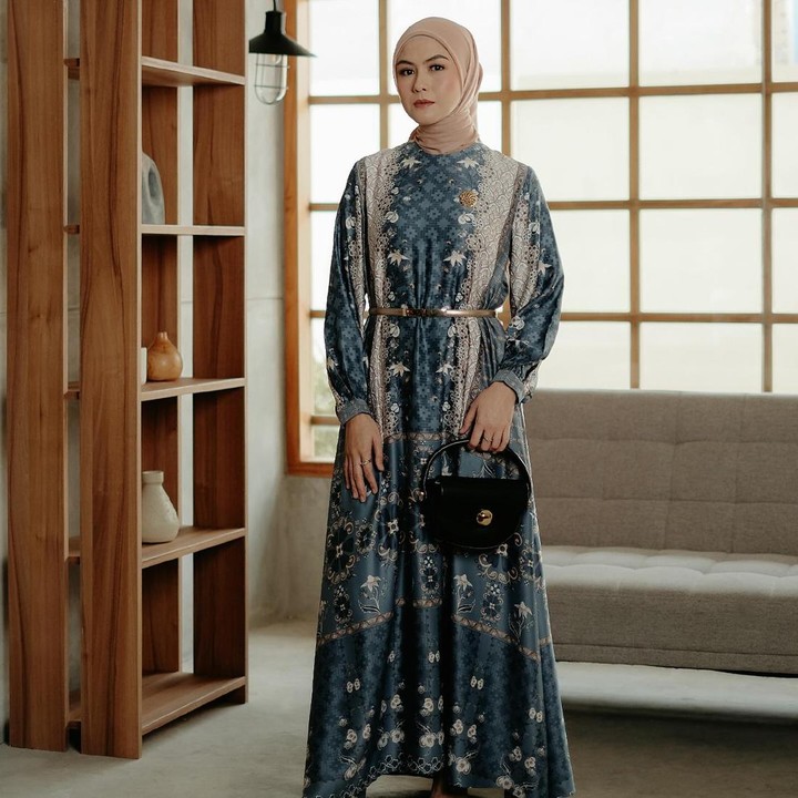 <p>Terjun ke dunia mode sejak 2012, Zaskia Adya Mecca kini fokus meniti karier sebagai desainer. Ia secara rutin mengeluarkan koleksi busana Muslimah terbaru. Salah satu karyanya di musim Lebaran kali ini adalah Samarkand Denim Dress yang memiliki motif menarik. (Foto: Instagram @biabyzaskiamecca)</p>