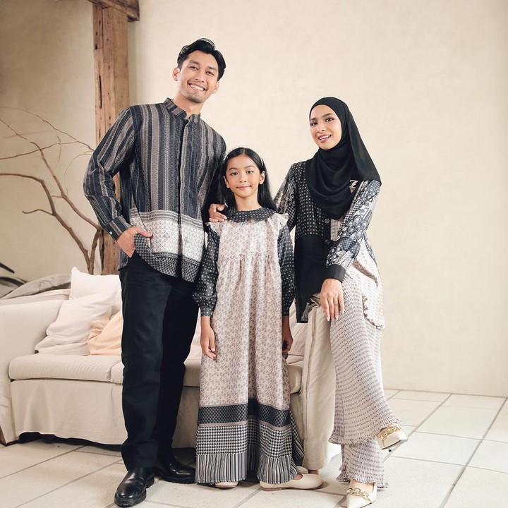 <p>Zaskia Sungkar telah menjadi desainer sejak 2012 silam. Ia kereap meluncurkan berbagai koleksi busana Muslimah, termasuk untuk Ramadhan dan Idul Fitri. Menjelang Lebaran, ia kembali mengeluarkan koleksi teranyar. Ada Family Set ZS Series yang mencakup berbagai pilihan busana keluarga, mulai dari Ayah dan Bunda hingga Si Kecil. (Foto: Instagram @zaskiasungkarjakarta)</p>