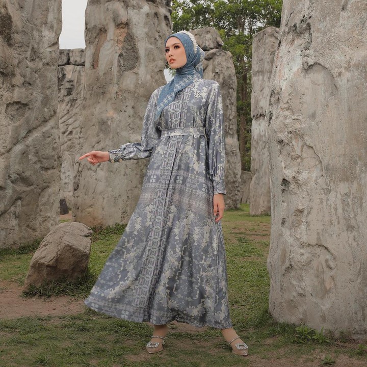<p>Seperti sang Kakak, Shireen Sungkar juga terjun ke dunia mode sebagai desainer. Kali ini, Shireen turut meramaikan tren Lebaran dengan meluncurkan koleksi Sarimbit Shi. "Dress dari koleksi sarimbit Shi warna biru ini punya material premium armani silk yang pastinya adem, lembut dan nyaman dipakai," tulis Shireen dalam unggahannya. (Foto: Instagram @shibyshireen)</p>