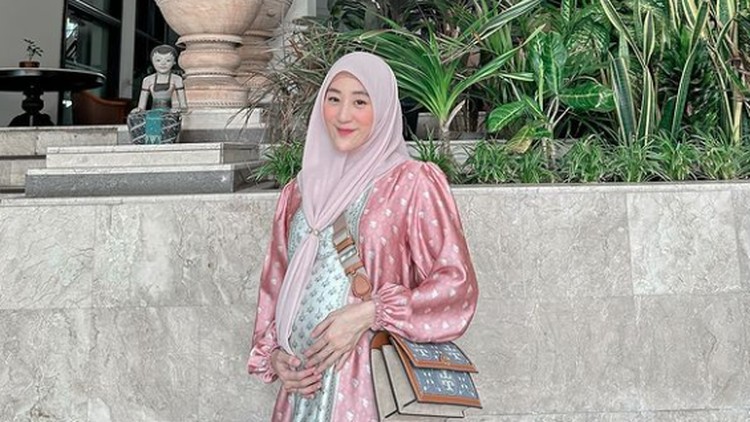 Larissa Chou Pamer Babybump di Kehamilan Kedua