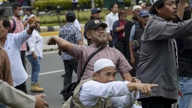 FOTO: Dua Kelompok Bentrok Warnai Sidang Sengketa Pilpres di MK