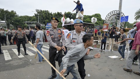 massa-pendukung-anies-bentrok-dengan-pendukung-prabowo-di-patung-kuda-3 massa-pendukung-anies-bentrok-dengan-pendukung-prabowo-di-patung-kuda-3
