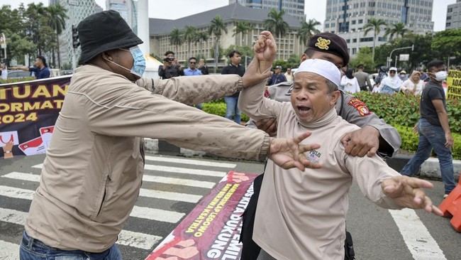 FOTO: Dua Kelompok Bentrok Warnai Sidang Sengketa Pilpres di MK
