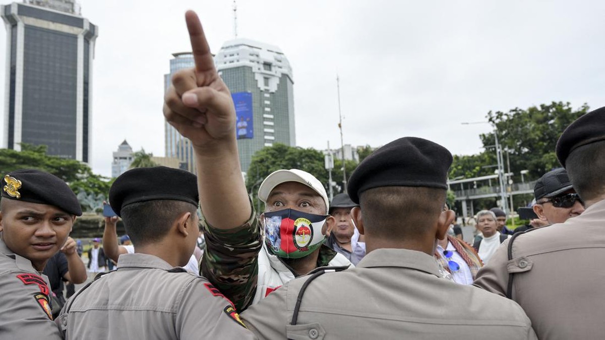FOTO: Dua Kelompok Bentrok Warnai Sidang Sengketa Pilpres di MK