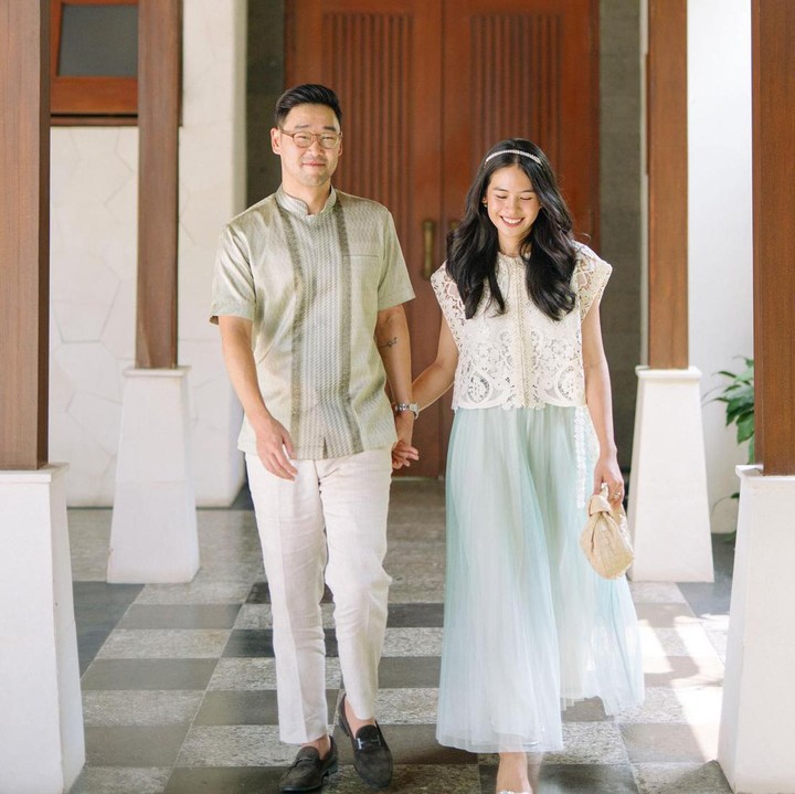 <p>Maudy Ayunda dan Jesse Choi terlihat bahagia sejak menikah pada 2022. Tahun ini akan menjadi momen Lebaran mereka yang kedua sebagai pasangan suami istri. Bunda dapat menjadikan busana couple mereka sebagai inspirasi di Hari Raya, nih. Maudy tampil <em>chic</em> dengan<em> sleeveless lace shirt</em> dan rok panjang berwarna <em>soft.</em> Sementara itu, Jesse Choi mengenakan baju koko sederhana berwarna hijau. (Foto: Instagram @jessechoi_)</p>