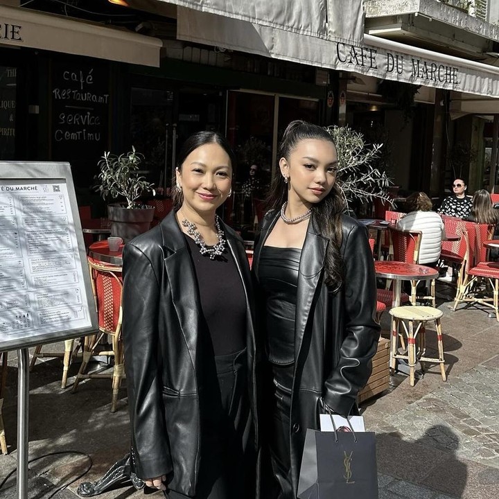 <p>Memiliki hubungan yang sangat akrab dengan anak sulungnya, Bunda satu ini juga membagikan fotonya dengan Naura saat di Paris. Keduanya tampak kompak menggunakan pakaian serba hitam dipadukan dengan aksesoris berwarna silver. (Foto: Instagram @riafinola).</p>