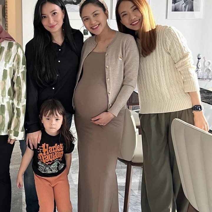 <p>Meskipun memiliki perbedaan usia, Asmirandah dan Jessica Mila hanya memiliki jarak 3 tahun, Bunda. Tak heran, kedua Bunda ini tetap dapat bersahabat dengan dekat. Bahkan, keakraban mereka terlihat seperti adik kakak, lho. (Foto: Instagram @asmirandah89).</p>