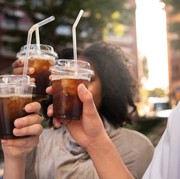 Meskipun Enak, Ini Alasan Kamu Tidak Dianjurkan Minum Es Teh Saat Buka Puasa