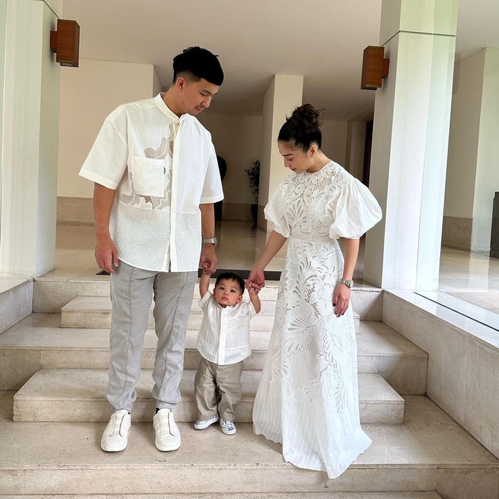 <p>Pada momen Lebaran, Bunda bisa tampil elegan seperti Nikita Willy yang memakai <em>maxi dress</em> beraksen <em>balloon sleeve</em> warna putih. Sang suami, Indra Priawan terlihat memakai baju koko warna putih yang senada. (Foto: Instagram @nikitawillyofficial94)</p>