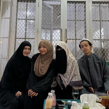 Dulu Dilaporkan soal Konten Jilat Es Krim, 7 Potret Kini Oklin Fia Ikut Kajian Umi Pipik