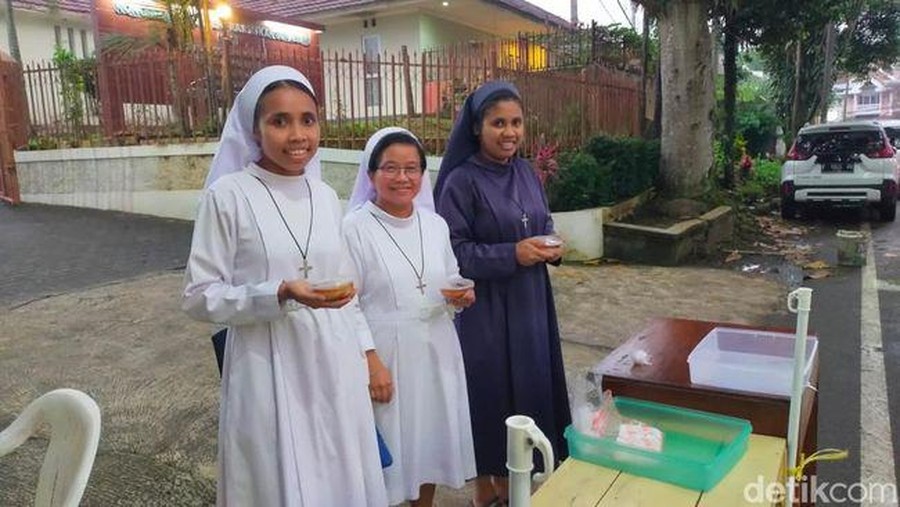 Para biarawati jual takjil