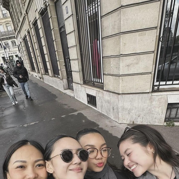 <p>Pelantun lagu <em>Apa Adanya</em> ini juga ikut menemani Naura menelusuri kota Paris bersama teman-temannya. Tak lupa, ia pun membagikan foto tersebut kepada para penggemar di Instagram pribadinya. Tetap terlihat seumuran ya, Bunda. (Foto: Instagram @riafinola).</p>