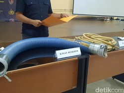 Polisi Pamerkan Selang Barang Bukti Kasus Bensin Campur Air di Bekasi