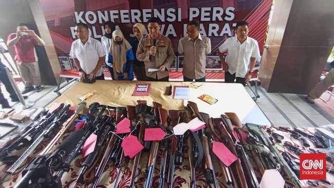 Polisi menangkap seorang perempuan diduga terlibat penjualan senjata api ilegal setelah menggerebek rumah dijadikan gudang senjata di Awiligar Bandung.