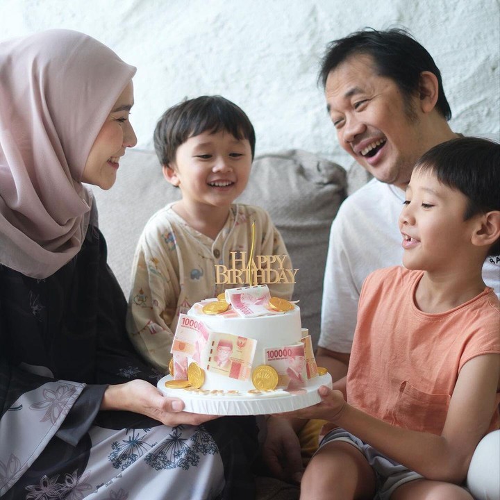 <p>Melihat dari unggahan Zaskia Mecca, Bhre Kata mengungkap bahwa cita-citanya tidak berubah selama dua tahun yakni ingin menjadi orang kaya. Zaskia pun mendoakan agar keinginan sang anak dapat tercapai. (Foto: Instagram: @zaskiadyamecca)</p>