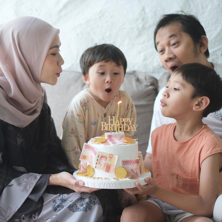 <p>"6 tahun sudah anak saleh-nya Abi Bia, <em>@bhrekata</em> sayangg. Si gemas yang dari 2 tahun lalu konsisten selalu bilang 'cita-citaku jadi orang kaya! Aku mau dan harus jadi orang kaya!! Aaminn nak, semoga Allah kabulkan cita-cita kamu jadi orang kaya di dunia dan akhirat," tutur Zaskia seraya mengunggah potret bersama sang putra. (Foto: Instagram: @zaskiadyamecca)</p>