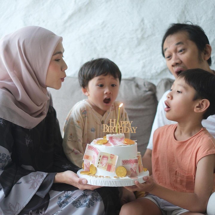 <p>Kebahagiaan akan bertambahnya usia Bhre Kata turut dirasakan oleh para netizen nih, Bunda. Tidak sedikit yang mendoakan agar Bhre Kata tumbuh menjadi anak yang sehat dan saleh. (Foto: Instagram: @zaskiadyamecca)</p>