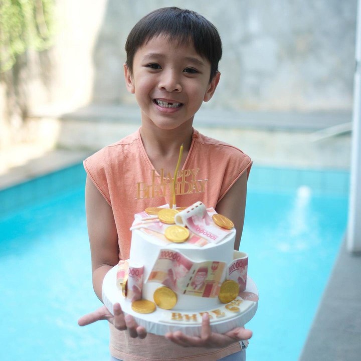 <p>Zaskia dan Hanung pun merayakan ulang tahun Bhre Kata dengan cara yang sederhana. Keduanya memberikan sebuah kue ulang tahun dengan hiasan uang kertas dan koin. (Foto: Instagram: @zaskiadyamecca)</p>