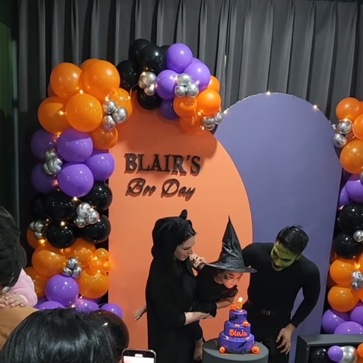 <p>"<em>Happy milad</em> Blair. Sehat selalu, panjang umur. Aminn aminn," ungkap seorang netizen. "Blairrr, <em>happy birthday. Be happy,</em>" tutur yang lainnya dengan emotikon meniup terompet. (Foto: Instagram: @cfrank3030)</p>