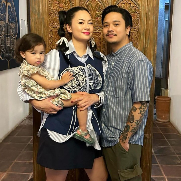 <p>Aktor ternama Derby Romero menikah dengan Claudia Adinda pada tahun 2017. Kebahagiaan keduanya pun semakin lengkap dengan kehadiran seorang anak perempuan, Bunda. (Foto: Instagram: @miss_adinda_mae)</p>