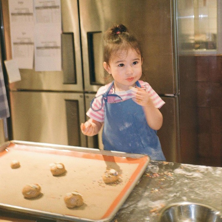 <p>Banyak netizen yang memuji kecantikan Millie nih, Bunda. Tidak sedikit juga yang dibuat gemas dengan tingkahnya saat membuat kue. (Foto: Instagram: @derbyromero)</p>