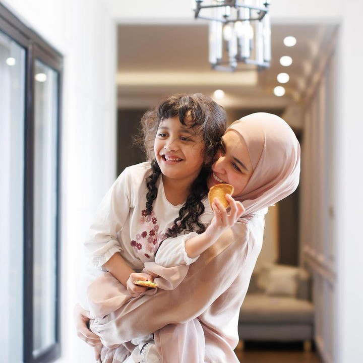 <p>"<em>MasyaAllah tabarakallah Allahumma bariik</em>. Dek Sya sayang. Yang berhasil memberi warna di hidup Mami yang berbeda lai. Mengajarkan Mami banyak sekali hal salah satunya syukur yang Mami mungkin sering lupa sebelumnya. Sekarang setiap keluar kata baru atau ada hal baru yang Dek Sya kuasain, Mami bersyukur sama Allah," tutur Shireen seraya mengunggah potretnya bersama sang putri. (Foto: Instagram: @shireensungkar)</p>