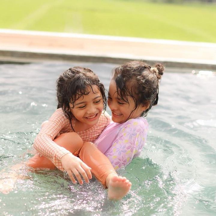 <p>Shireen melahirkan anak pertamnya yang bernama Teuku Adam Al Fatih pada 10 September 2014. Dua tahun kemudian, lahir anak keduanya, Cut Hawwa Medina Al Fatih. Selang dua tahun, Shireen kembali melahirkan anak ketiganya yang bernama Cut Shafiyyah Mecca Al Fatih. (Foto: Instagram: @shireensungkar)</p>