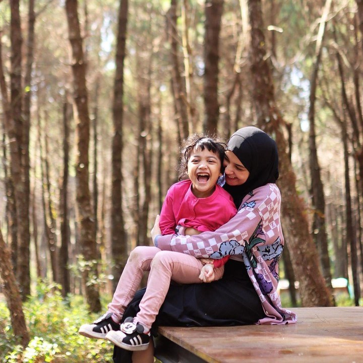 <p>Shafiyyah sendiri lahir pada 25 April 2018, Bunda. Ketika masih kecil, gadis yang hampir genap berusia 6 tahun ini sempat didiagnosis dengan keterlambatan bicara atau <em>speech delay</em>. (Foto: Instagram: @shireensungkar)</p>