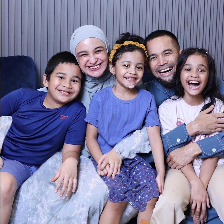 <p>Artis cantik Shireen Sungkar menikah dengan Teuku Wisnu pada tahun 2013, Bunda. Dari pernikahan ini, ketiganya pun dikaruniai tiga orang anak. (Foto: Instagram: @shireensungkar)</p>