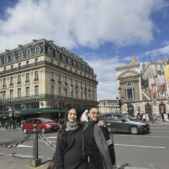 <p>Riafinola Ifani Sari atau yang biasa dipanggil Nola sedang berkunjung ke Kota Paris di Prancis nih, Bunda. Bukan untuk liburan, penyanyi yang satu ini pergi untuk mendampingi anaknya, Naura Ayu, untuk menghadiri suatu acara. (Foto: Instagram @riafinola).</p>