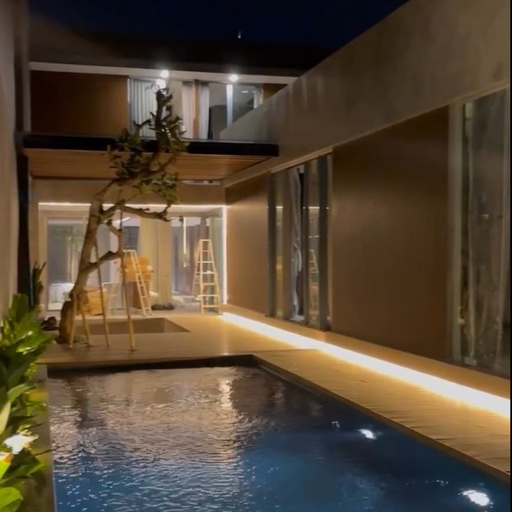 <p>Kolam renang rumah Mona Ratuliu dibangun dengan model memanjang dan dihias memakai tanaman hijau serta lampu. Terlihat seperti <em>villa</em> di Bali ya, Bunda? (Foto: Instagram @monaratuliu @indrabrasco)</p>