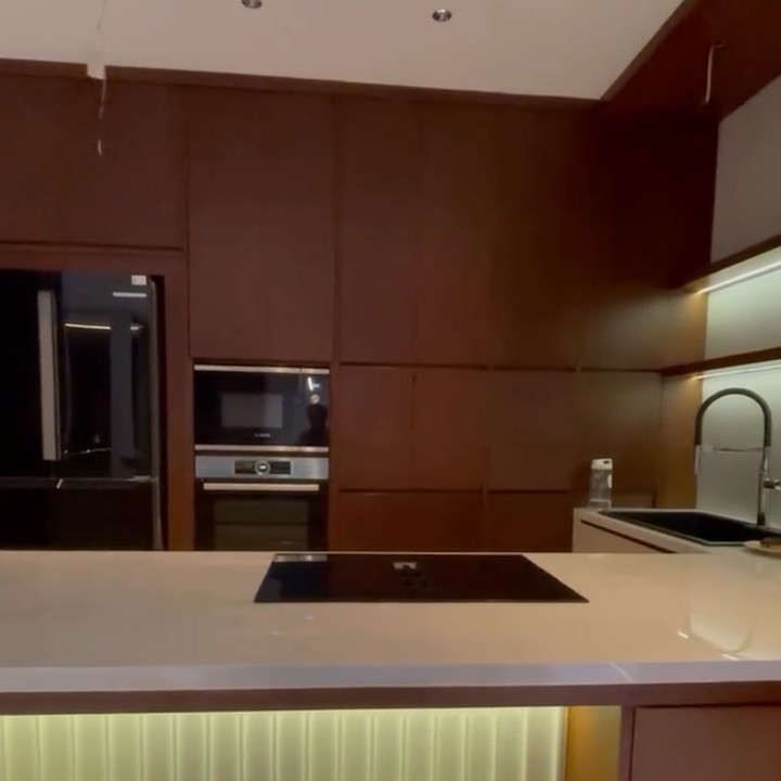 <p>Dapur rumah Mona Ratuliu disertai dengan<em> island counter</em> dan beberapa kurssi tinggi. Nuansa hangat diciptakan lewat sentuhan kayu di sejumlah furnitur dapur. (Foto: Instagram @monaratuliu @indrabrasco)</p>
