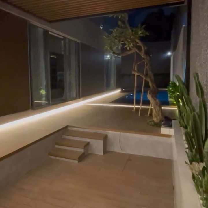 <p>Bagian belakang rumah Mona dan Indra memiliki area semi outdoor yang dihiasi oleh beberapa tanaman hijau. Area ini menuju ke kolam renang, Bunda. (Foto: Instagram @monaratuliu @indrabrasco)</p>