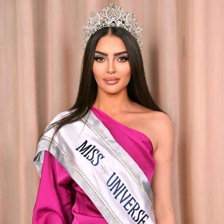 <p>Mengenakan gaun tube bodycon berwarna emas dengan taburan manik-manik berupa kristal, memakai selempang bertuliskan 'Miss Universe Saudi Arabia' dan memegang bendera Arab Saudi. Dalam kolom <em>caption</em> postingan yang sama, ia mengaku merasa sangat terhormat karena mendapat amanah tersebut. (Foto: Instagram @rumy_alqahtani)<br /><br /><br /></p>