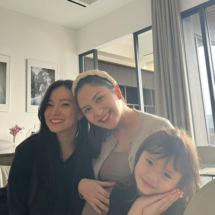 <p>Sebelum Jessica Mila melahirkan, Asmirandah juga sudah setia menemani sahabatnya selama kehamilan lho, Bunda. Beberapa waktu yang lalu, Asmirandah terlihat berkunjung ke apartemen Mila sambil ditemani oleh sang anak. (Foto: Instagram @asmirandah89).</p>