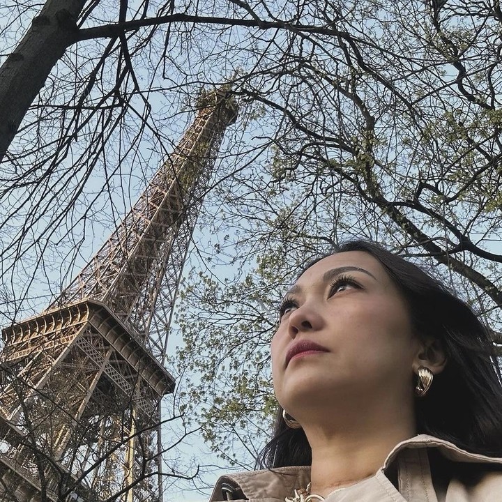 <p>Seperti turis pada umumnya, Bunda 4 anak ini juga menyempatkan diri untuk berkunjung ke menara Eiffel yang menjadi ikon kota Paris. Bahkan, ia sudah mengerti kata sapaan dari bahasa Prancis, lho. “Bonjour Paris,” tulis Nola. (Foto: Instagram @riafinola).</p>