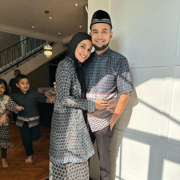 <p>Shireen Sungkar dan Teuku Wisnu tak segan memperlihatkan kekompakan mereka pada Hari Raya Idul Fitri. Shireen Sungkar memakai tunik motif monogram yang dipadukan bersama rok panjang. Sementara itu, Teuku Wisnu memakai baju koko bercorak serupa. (Foto: Instagram @shireensungkar)</p>