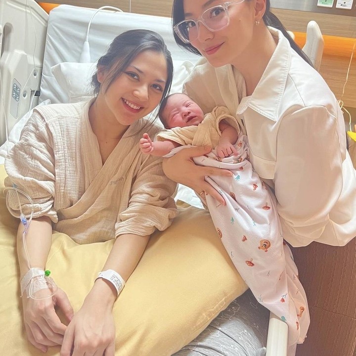 <p>Siapa yang tidak kenal dengan aktris sekaligus model Jessica Mila dan Asmirandah? Keduanya kerap kali membintangi berbagai film dan sinetron di Tanah Air, Bunda. Rupanya, Mila dan Andah juga merupakan sahabat dekat, lho. (Foto: Instagram @asmirandah89).</p>
