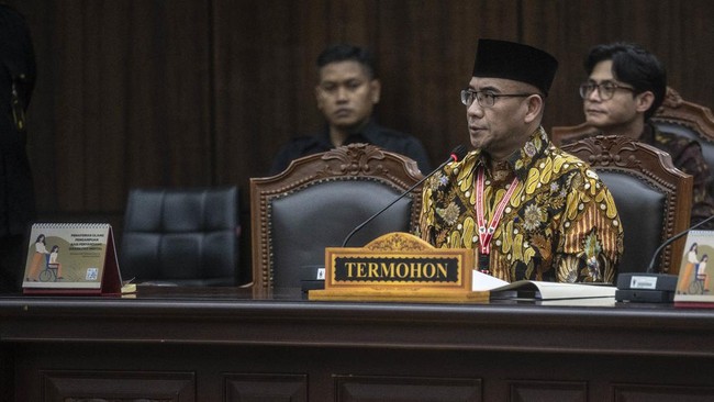 Ketua KPU Hasyim Asy'ari menyebut pihaknya mempunyai waktu relatif singkat untuk mendistribusikan logistik agar pemilu 14 Februari lalu bisa terlaksana.