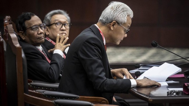 Tim hukum Ganjar-Mahfud membeberkan alasan dugaan keterlibatan atau nepotisme Presiden Joko Widodo bisa digugat dan diselesaikan oleh Mahkamah Konstitusi (MK).