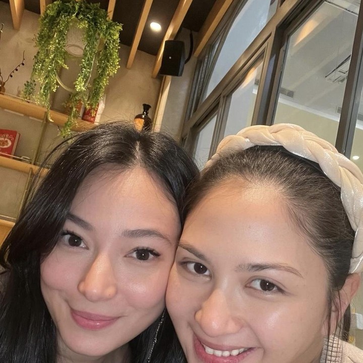 <p>Sudah bersahabat sejak lama, Asmirandah tetap menjadi sahabat yang mendampingi Jessica Mila dari masa kehamilannya hingga kini sudah melahirkan anak pertamanya. Semoga, persahabatan Mila dan Andah selalu awet ya, Bunda. (Foto: Instagram @asmirandah89).</p>