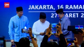 VIDEO: SBY Beri Lukisan ke Prabowo: Ini Untuk Bapak Tercinta
