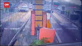 VIDEO: Supir Ugal-ugalan Picu Tabrakan Beruntun Di Gerbang Tol Halim