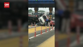 VIDEO: Kecelakaan Beruntun di Gerbang Tol Halim Libatkan 7 Mobil