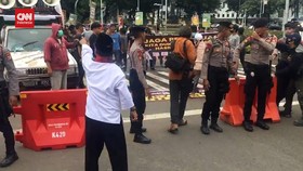 VIDEO: Massa Aksi Pro dan Tolak Pemilu Bentrok di Patung Kuda Jakpus
